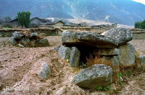 沈阳墓地讲述古代大石墓