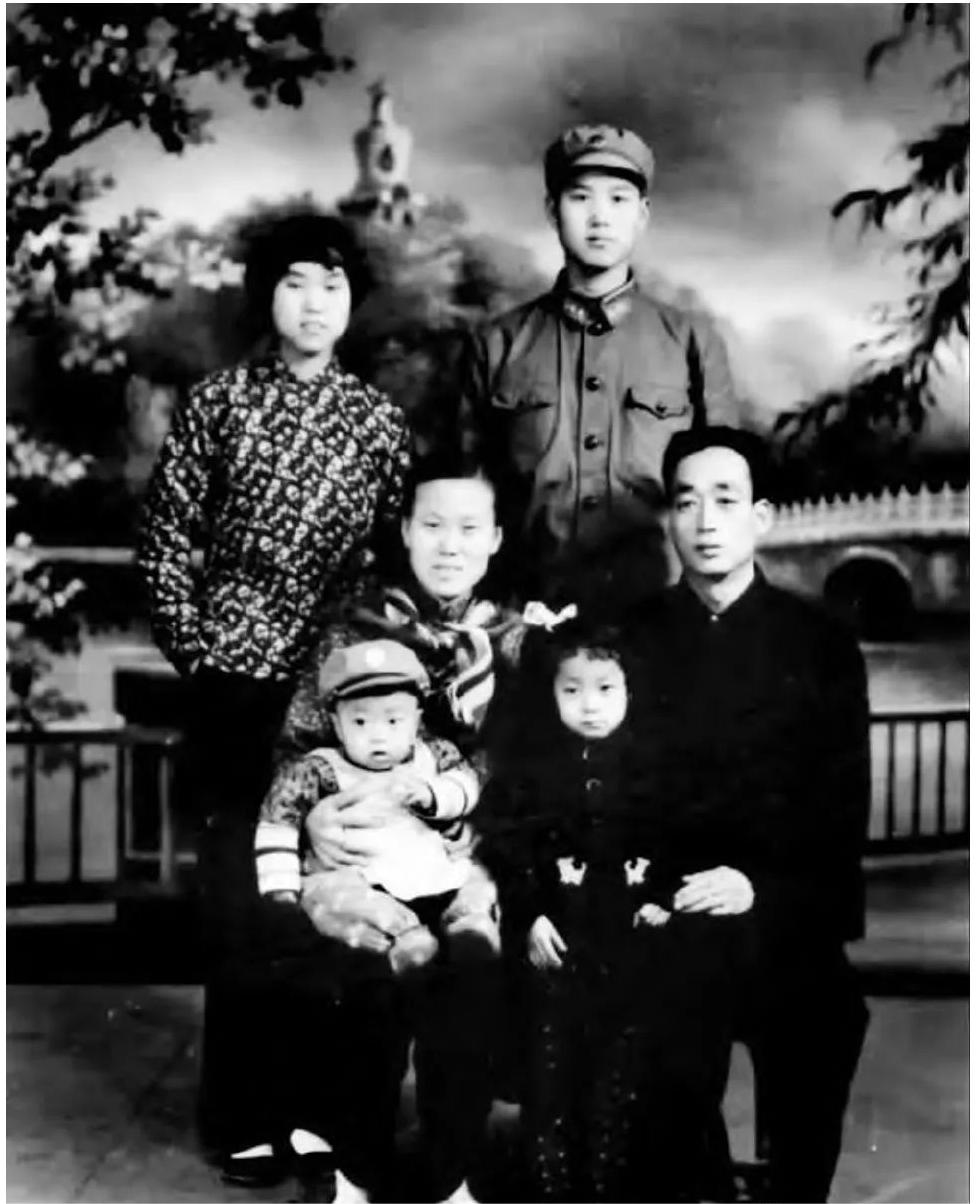 ◆赵藏库与家人合影