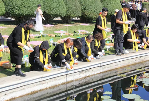 八载春秋，绿茵为证。辽宁福山公墓为积极响应国家《关于推行节地生态安葬指导意见》的号召，以节约土地资源和发展绿色殡葬为方向，自2017年以来已连续成功举办八届节地生态草坪葬公祭仪式。  作为我市首家推行节地生态草坪葬的企业，辽宁福山公墓在八年间已为四百余位生态安葬践行者圆满安葬，让他们在福山这片静谧的绿毯下回归自然。青青芳草，是他们生命延续的纯净诗篇；庄重仪式，寄托着亲友最深沉的思念。  这是一份绿色的承诺，更是对未来的担当。在各级政府主管部门的指导与支持下，这项承载着绿色希望与人文关怀的活动，日益赢得广大市民的深切认同与广泛赞誉。它传递着节约资源、保护生态的现代文明理念，更彰显了生命平等、回归自然的豁达与安宁。  回望这八载的感人瞬间，镜头记录下的，是鲜花的静默、是亲友的凝望、是礼仪的庄重、是绿草的生机……每一个画面，都诉说着对逝者的尊重，对生态的守护，以及对生命价值最本真的诠释——在福山的怀抱里，让生命归于宁静，让大爱永续传承。