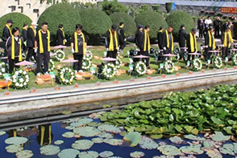 八载春秋，绿茵为证。辽宁福山公墓为积极响应国家《关于推行节地生态安葬指导意见》的号召，以节约土地资源和发展绿色殡葬为方向，自2017年以来已连续成功举办八届节地生态草坪葬公祭仪式。  作为我市首家推行节地生态草坪葬的企业，辽宁福山公墓在八年间已为四百余位生态安葬践行者圆满安葬，让他们在福山这片静谧的绿毯下回归自然。青青芳草，是他们生命延续的纯净诗篇；庄重仪式，寄托着亲友最深沉的思念。  这是一份绿色的承诺，更是对未来的担当。在各级政府主管部门的指导与支持下，这项承载着绿色希望与人文关怀的活动，日益赢得广大市民的深切认同与广泛赞誉。它传递着节约资源、保护生态的现代文明理念，更彰显了生命平等、回归自然的豁达与安宁。  回望这八载的感人瞬间，镜头记录下的，是鲜花的静默、是亲友的凝望、是礼仪的庄重、是绿草的生机……每一个画面，都诉说着对逝者的尊重，对生态的守护，以及对生命价值最本真的诠释——在福山的怀抱里，让生命归于宁静，让大爱永续传承。