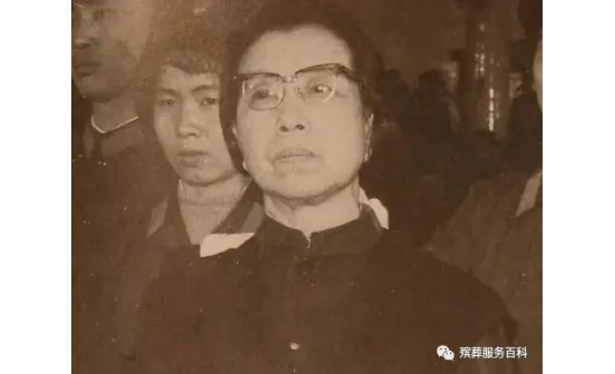 江青：死后11年才下葬，墓碑这样写的！